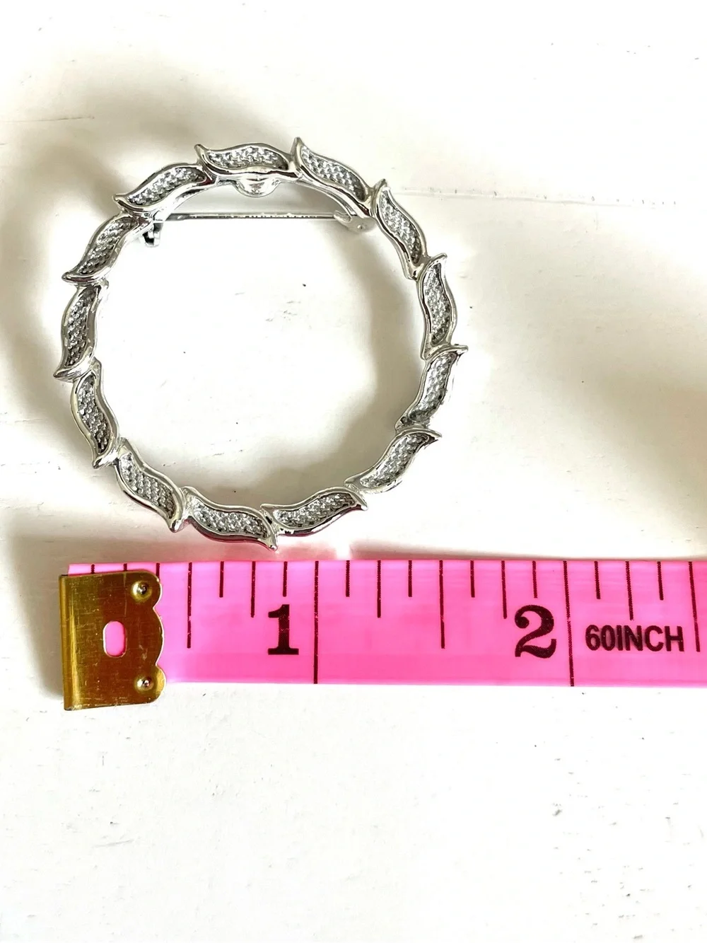 Gerry’s Vintage Silver Tone Leaf Wreath Brooch Pin Circle Minimalist Retro Mod